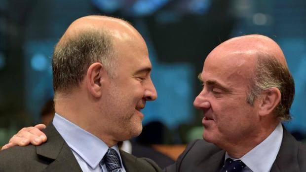 Pierre Moscovici, Comisario de Asuntos Económicos y Monetarios, junto al Ministro de Economía en funciones Luis De Guindos