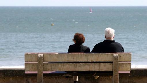 Pensionistas disfrutando de las vistas al mar