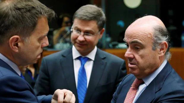 El vicepresidente de la Comisión Europea, Valdis Dombrovskis, junto al ministro español en funciones Luis De Guindos