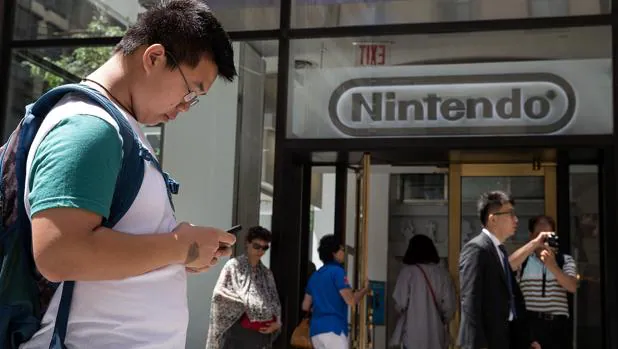 Usuarios prueban «Pokémon Go» frente a una tienda de Nintendo en Nueva York