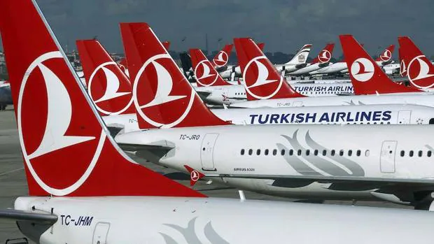 Aviones de la compañía Turkish Airlines apostados en el aeropuerto de Estambul