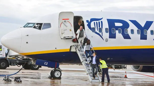 Pasajeros desembarcando de un avión de Ryanair