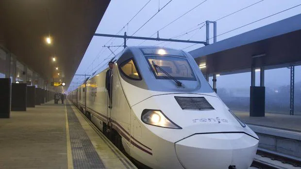 Un tren AVE en la ruta Zamora-Madrid