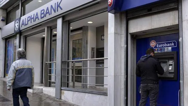 S&P saca del impago a cuatro bancos griegos