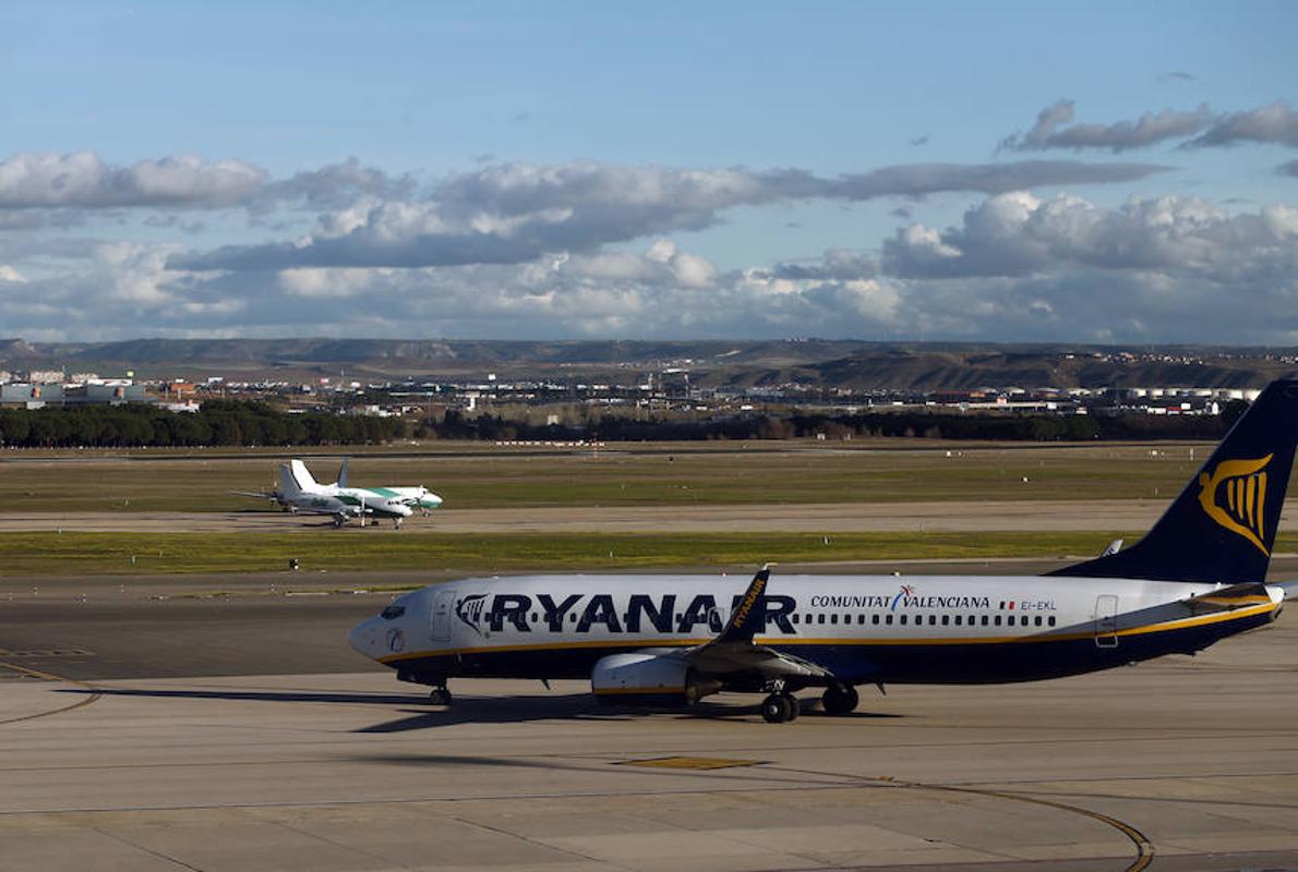 Un avión de Ryanair listo para despejar en Barajas