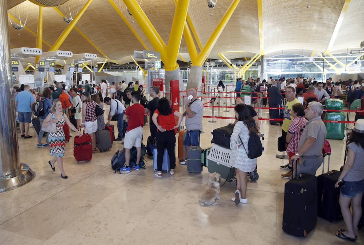 Pasajeros esperando a facturar en el aeropuerto de Barajas