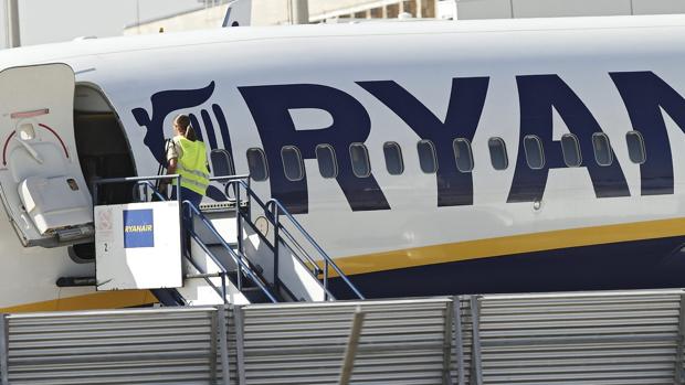 Un avión de Ryanair en Sevilla