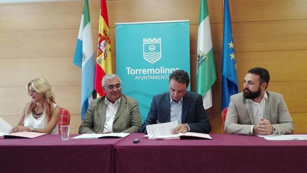 El consejero de Economía y el alcalde de Torremolinos, ayer, durante la firma de un convenio