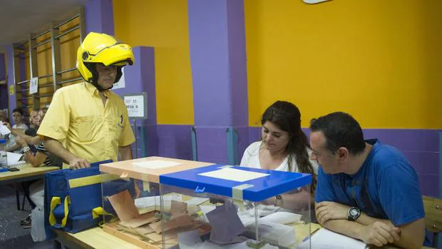 Un trabajador de Correos durante la jornada electoral
