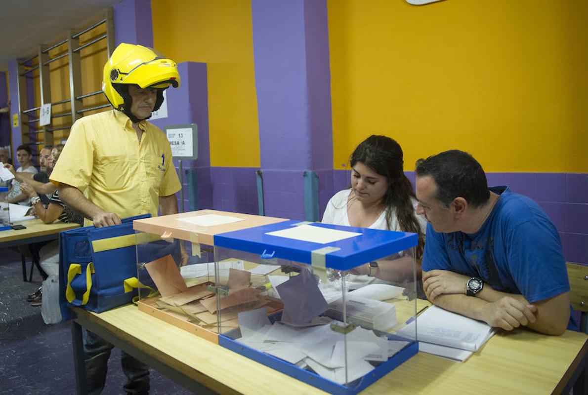 Un trabajador de Correos durante la jornada electoral