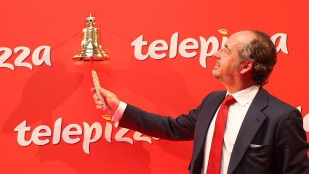 El presidente de Telepizza, Pablo Juantegui, da el campanazo de salida a Bolsa de la compañía.