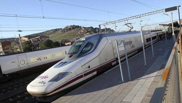 Un tren de Alta Velocidad con destino a la estación madrileña de Atocha espera su salida en la de Puertollano (Ciudad Real)