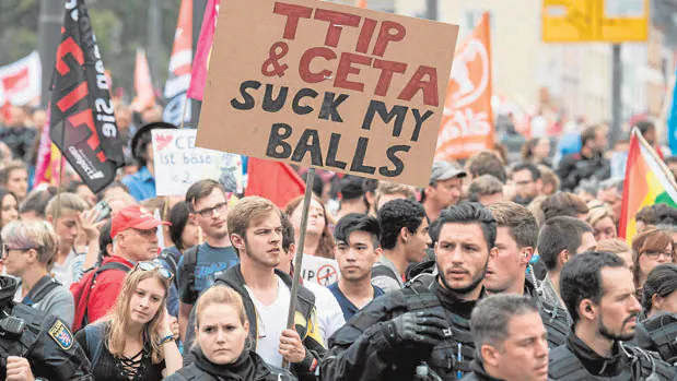 Decenas de miles de personas se manifestaron ayer, en la imagen en Fráncfort, contra el TTIP