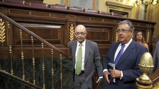 El ministro de Hacienda en funciones, Cristóbal Montoro, acompañado por el diputado popular Juan Antonio Juan Antonio Zoido