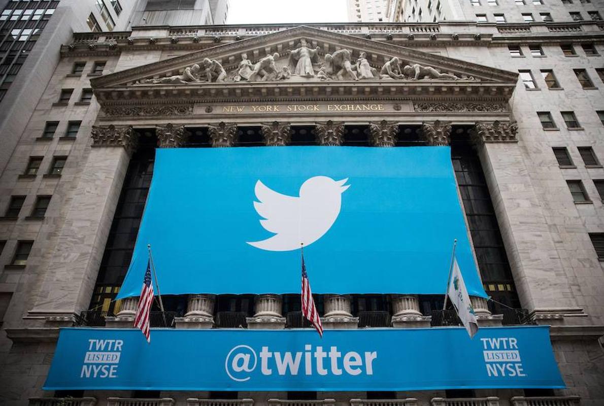 El logo de Twitter en su salida a Bolsa en Nueva York en 2013