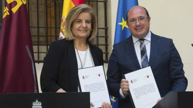 Fátima Báñez, ministra de Empleo en funciones, en la firma del convenio con la Región de Murcía