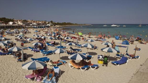 Turistas en una playa de Baleares