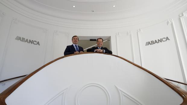 El vicepresidente de Abanca, Juan Carlos Escotet (derecha), y el consejero delegado, Francisco Botas, durante la inauguración de la nueva sede corporativa en Madrid,