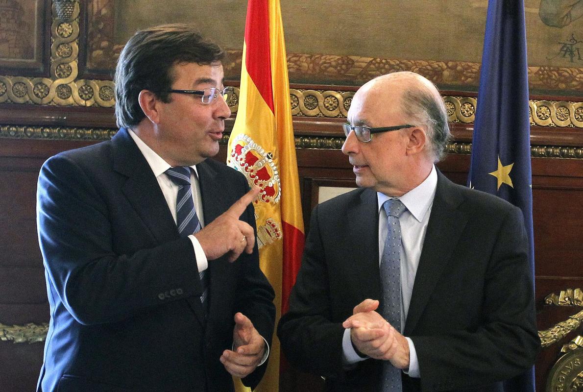 El presidente de Extremadura, Guillermo Fernández Vara, junto al ministro de Hacienda en funciones, Cristóbal Montoro