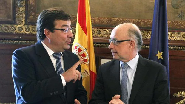 El presidente de Extremadura, Guillermo Fernández Vara, junto al ministro de Hacienda en funciones, Cristóbal Montoro
