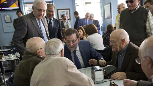 Mariano Rajoy junto a un grupo de jubilados en 2015