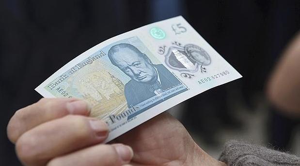 El primer billete de 5 libras de plástico ha sido para la Reina Isabel II