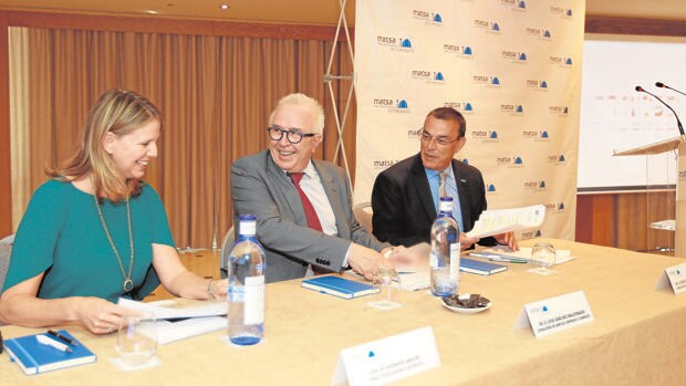 Audra Walsh junto al consejero José Sánchez Maldonado y el presidente de la Diputación de Huelva, Ignacio Caraballo