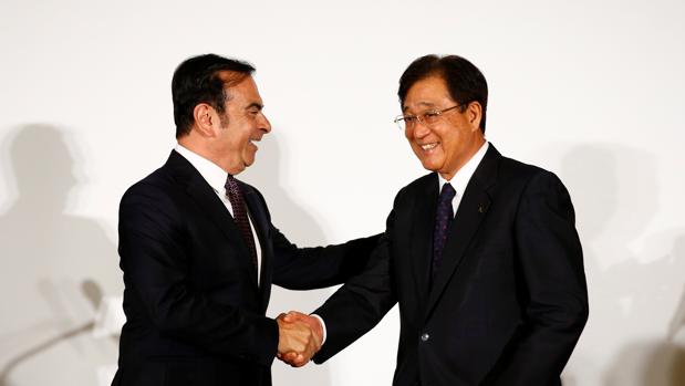 El presidente de Nissan, Carlos Ghosn , y el CEO de Mitsubishi, Osamu Masuko