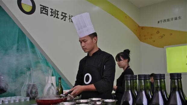 El chef chino Wang Yuchong cocina platos orientales con aceite de oliva español