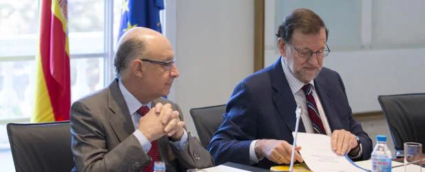 El ministro de Hacienda, Cristóbal Montoro, junto al presidente del Gobierno, Mariano Rajoy