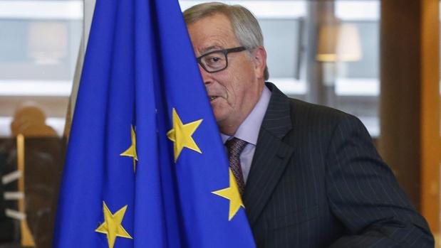 El presidente de la Comisión Europea , Jean-Claude Juncker, posa tras la bandera de la UE