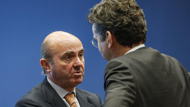 El ministro de Economía español, Luis de Guindos (i), habla con el presidente del Eurogrupo, Jeroen Dijsselbloem, al comienzo de la reunión de los ministros de Economía y Finanzas de la zona del Eurogrupo