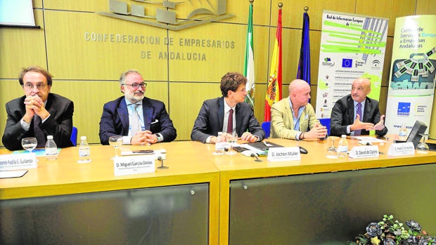 Jochen Müller, analista de la CE (centro), junto a empresarios con intereses en EE.UU.