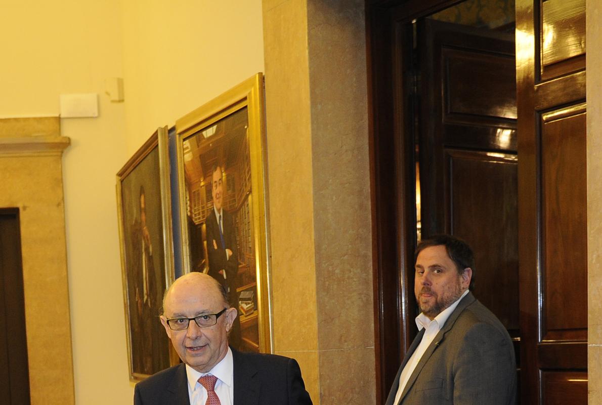 El ministro de Hacienda, Cristóbal Montoro, junto al consejero de Economía y vicepresidente de la Generalitat, Oriol Junqueras