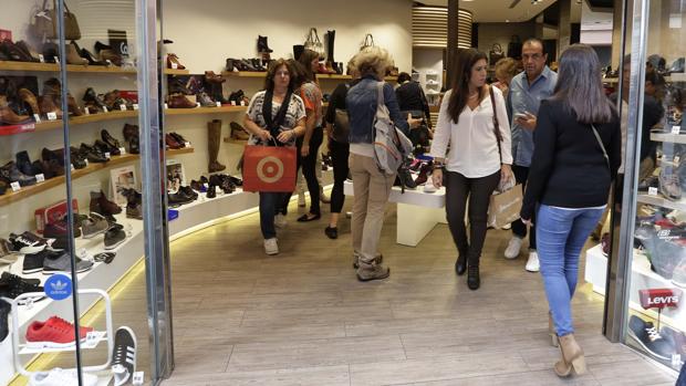 El precio de vestidos y calzados subió un 5,9 por ciento en los comercios andaluces durante septiembre
