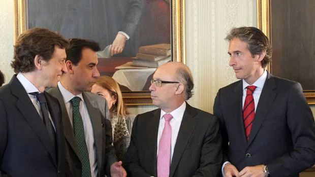 El expresidente de la FEMP, Iñigo de la Serna, junto al ministro de Hacienda, Cristóbal Montoro