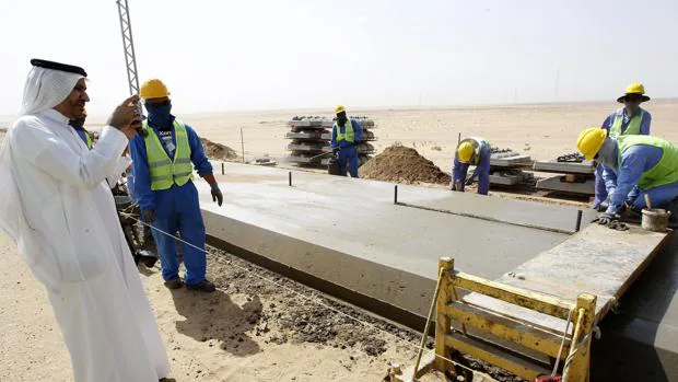 Varios obreros trabajan en la proximidades de la localidad de Jeddah