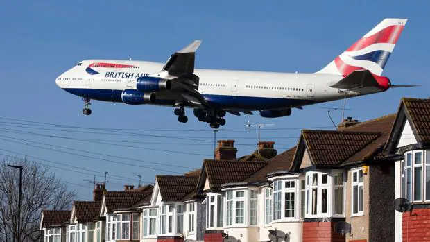 Avión de British Airways aterriza en Heathrow