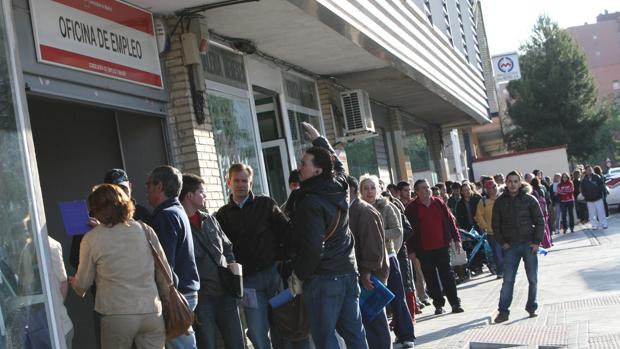 Cola en una oficina de empleo en 2009