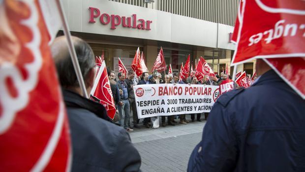 El Popular y los sindicatos pactan un plan de ajuste para 2.592 empleados
