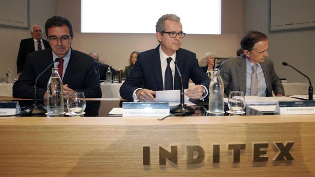 El presidente del Grupo Inditex, Pablo Isla (c), el vicepresidente, José Arnau (i), y el secretario general y del Consejo de la compañía, Antonio Abril (d)