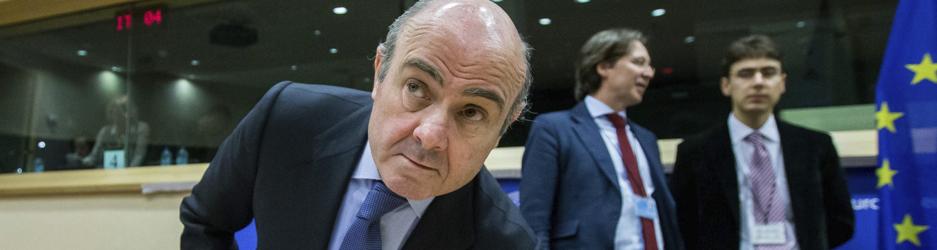 El ministro de Economía español, Luis de Guindos durante su defensa de las medidas tomadas por el país para corregir el déficit ante el Parlamento Europeo en Bruselas