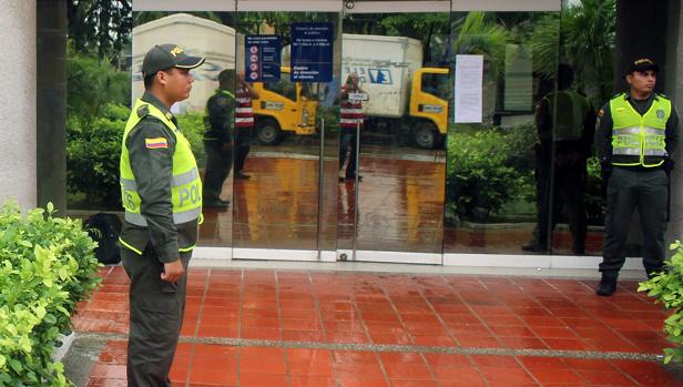 Autoridades colombianas en la puerta de Electricaribe en Barranquilla