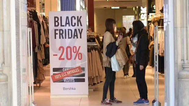 Algunos consumidores aprovechan el Black Friday para realizar sus compras navideñas