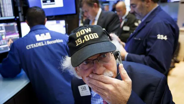 Uno de los operadores de Wall Street con una gorra conmemorativa