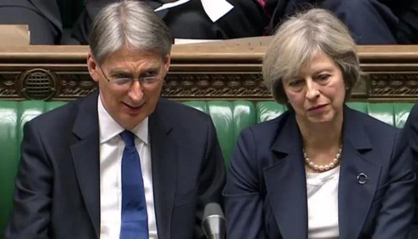 El ministro de Economía, Philip Hammond, y la primera minsitra británica, Theresa May