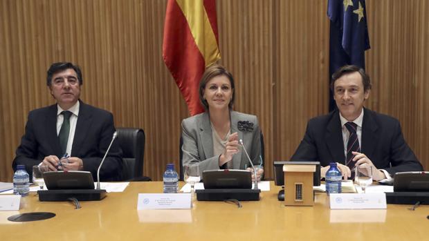 La secretaria general del PP y ministra de Defensa, María Dolores de Cospedal (c), junto al portavoz del partido en el Congreso, Rafael Hernando (d), y el diputado José Antonio Bermúdez de Castro (i)