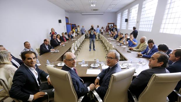 El ministro de Hacienda, Cristóbal Montoro, en una reunión con empresarios en Córdoba