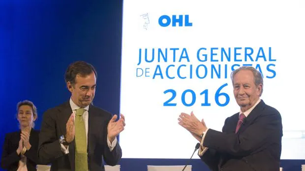 Juan Miguel Villar Mir, presidente de OHL,junto a su padre