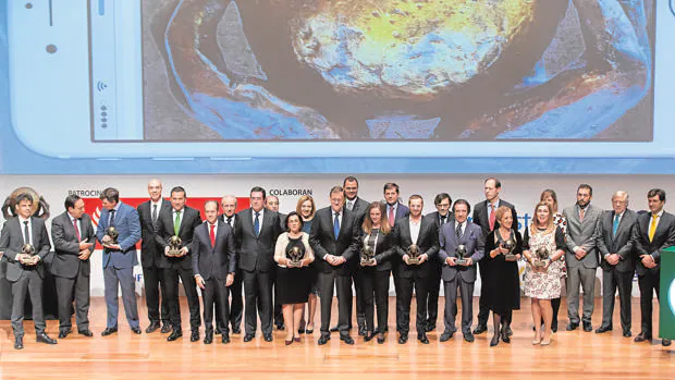 Foto de familia: los premiados por Cepyme junto al presidente del Gobierno, Mariano Rajoy, en el centro, durante la ceremonia de entrega de los galardones en el autoditoirio del Museo Reina Sofía